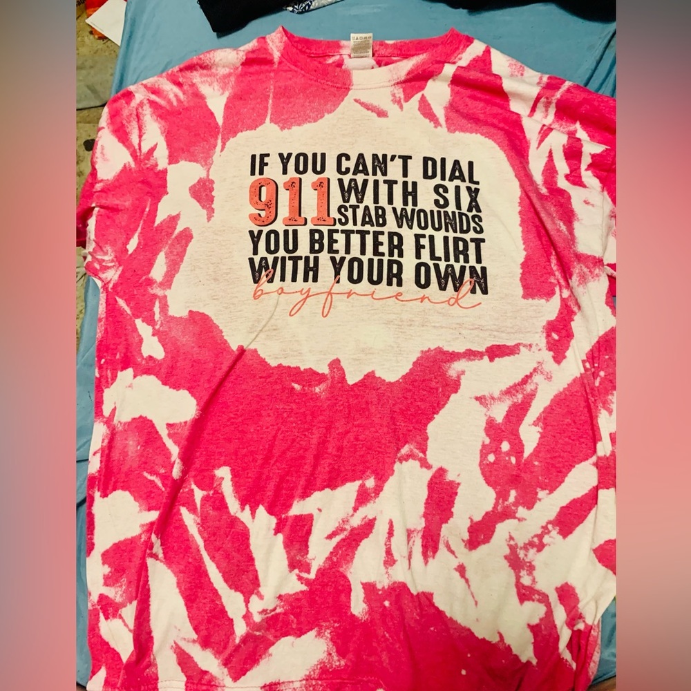 Bright pink graphic bleach tee. 💕👸🏻